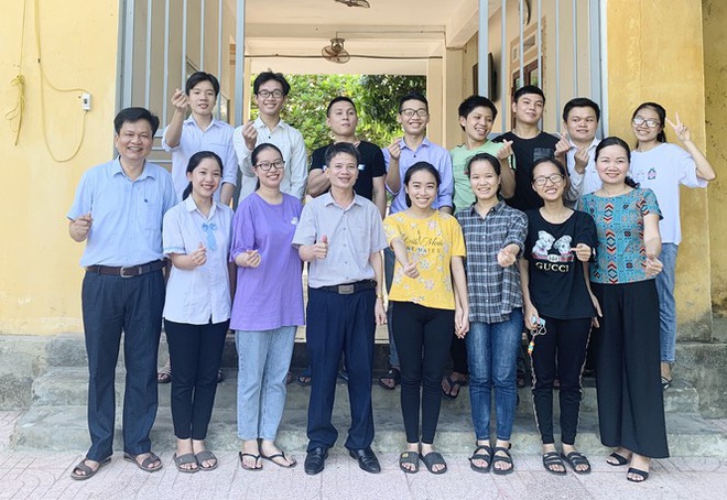 Lớp học &ldquo;mưa&rdquo; điểm 10 thi THPT ở H&agrave; Tĩnh - Ảnh 1.