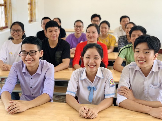 Lớp học &ldquo;mưa&rdquo; điểm 10 thi THPT ở H&agrave; Tĩnh - Ảnh 2.