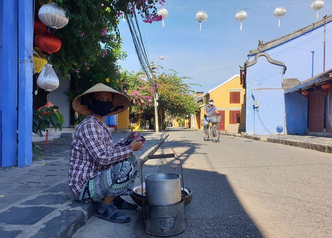 Thành phố Hội An ngày đầu gỡ bỏ cách ly toàn xã hội - Ảnh 4.