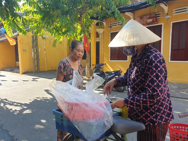 Thành phố Hội An ngày đầu gỡ bỏ cách ly toàn xã hội - Ảnh 5.