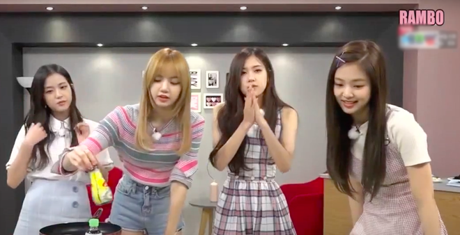 BLACKPINK từng c&oacute; pha l&agrave;m kimbap khiến fan tưởng l&agrave; &ldquo;thức ăn thừa cuộn rong biển&rdquo;, anh quay phim ăn thử c&ograve;n phải&hellip; uống nước vội - Ảnh 4.