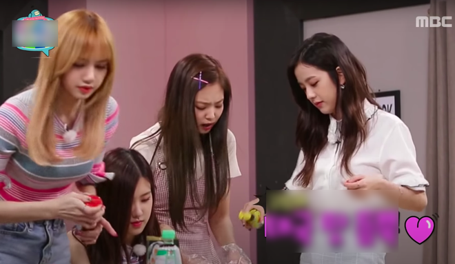 BLACKPINK từng c&oacute; pha l&agrave;m kimbap khiến fan tưởng l&agrave; &ldquo;thức ăn thừa cuộn rong biển&rdquo;, anh quay phim ăn thử c&ograve;n phải&hellip; uống nước vội - Ảnh 6.