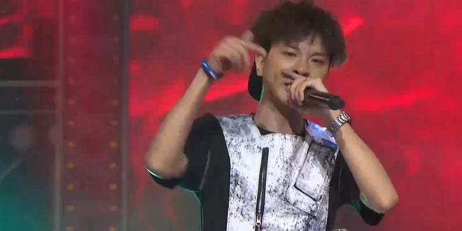 Mang h&aacute;t xẩm c&ugrave;ng kh&ocirc;ng kh&iacute; Rằm th&aacute;ng Bảy l&ecirc;n s&acirc;n khấu Rap Việt, R.Tee bị Wowy gọi lu&ocirc;n l&agrave;&hellip; c&ocirc; hồn! - Ảnh 2.