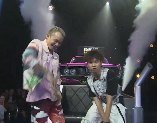 Mang h&aacute;t xẩm c&ugrave;ng kh&ocirc;ng kh&iacute; Rằm th&aacute;ng Bảy l&ecirc;n s&acirc;n khấu Rap Việt, R.Tee bị Wowy gọi lu&ocirc;n l&agrave;&hellip; c&ocirc; hồn! - Ảnh 8.