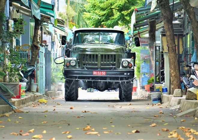 Cận cảnh Binh chủng hóa học phun khử khuẩn từng gốc cây, ngọn cỏ trên đường phố Đà Nẵng - Ảnh 14.