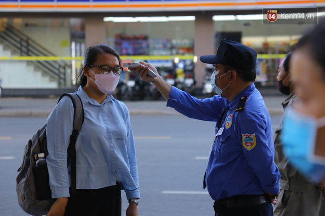 Hơn 53.000 thí sinh đeo khẩu trang, tay xách nách mang tranh suất vào Đại học Quốc gia TP.HCM - Ảnh 10.