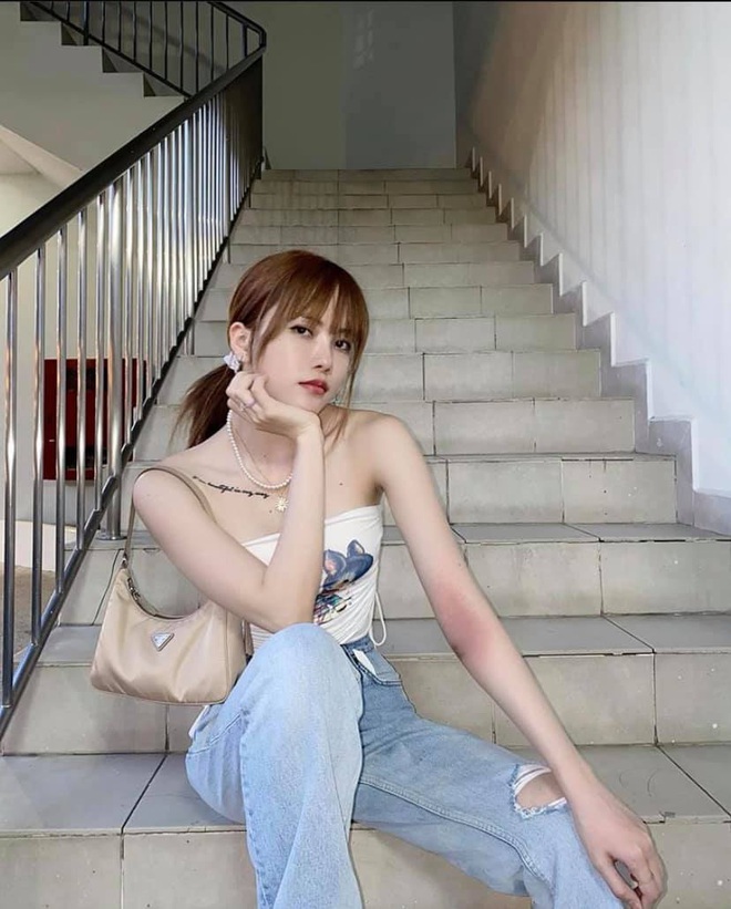 Thiều Bảo Tr&acirc;m khoe ảnh hiếm hoi buộc t&oacute;c đu&ocirc;i ngựa nhưng lại để lộ phần c&aacute;nh tay sưng tấy, cư d&acirc;n mạng nh&igrave;n vị tr&iacute; h&igrave;nh xăm cũ m&agrave; đo&aacute;n ngay sự t&igrave;nh - Ảnh 3.