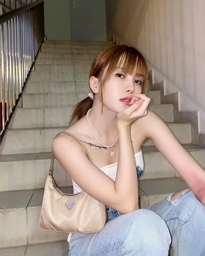 Thiều Bảo Tr&acirc;m khoe ảnh hiếm hoi buộc t&oacute;c đu&ocirc;i ngựa nhưng lại để lộ phần c&aacute;nh tay sưng tấy, cư d&acirc;n mạng nh&igrave;n vị tr&iacute; h&igrave;nh xăm cũ m&agrave; đo&aacute;n ngay sự t&igrave;nh - Ảnh 4.