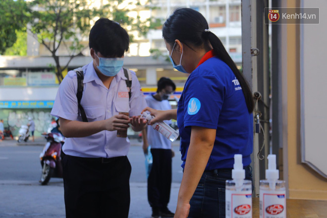 Hơn 53.000 thí sinh đeo khẩu trang, tay xách nách mang tranh suất vào Đại học Quốc gia TP.HCM - Ảnh 9.