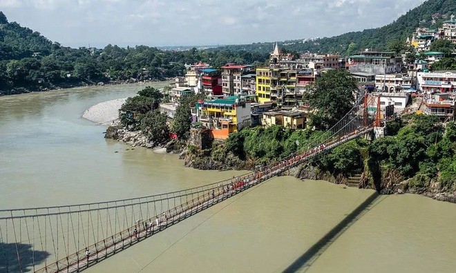 Một phụ nữ Ph&aacute;p bị bắt giữ v&igrave; khỏa th&acirc;n tr&ecirc;n cầu thi&ecirc;ng ở Ấn Độ - Ảnh 1.