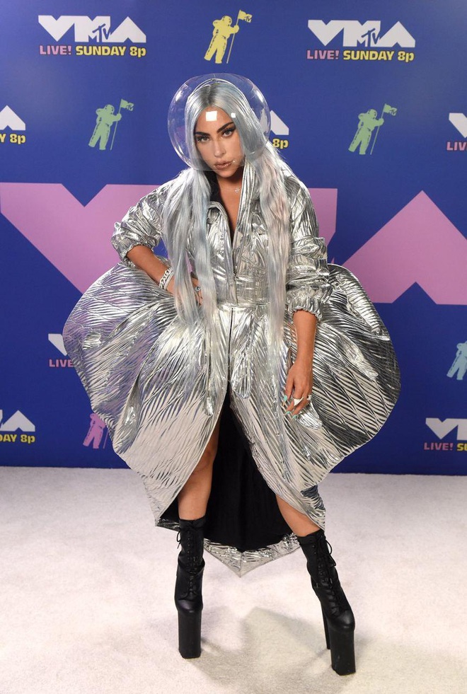 Lady Gaga nghiêm túc đeo 7749 loại khẩu trang từ hậu trường ra thảm đỏ VMAs, đến biểu diễn hát live cũng quyết không bỏ! - Ảnh 2.