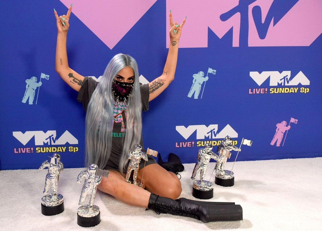Lady Gaga nghiêm túc đeo 7749 loại khẩu trang từ hậu trường ra thảm đỏ VMAs, đến biểu diễn hát live cũng quyết không bỏ! - Ảnh 9.