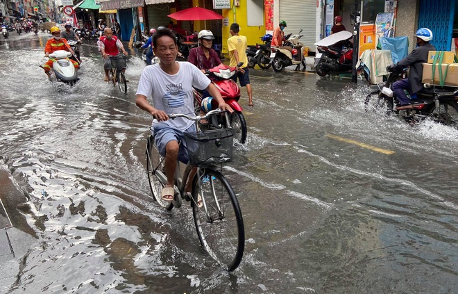 TP.HCM: Phố đi bộ Bùi Viện bất ngờ bị ngập nước lênh láng sau cơn mưa lớn - Ảnh 6.