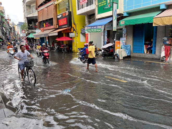 TP.HCM: Phố đi bộ Bùi Viện bất ngờ bị ngập nước lênh láng sau cơn mưa lớn - Ảnh 1.