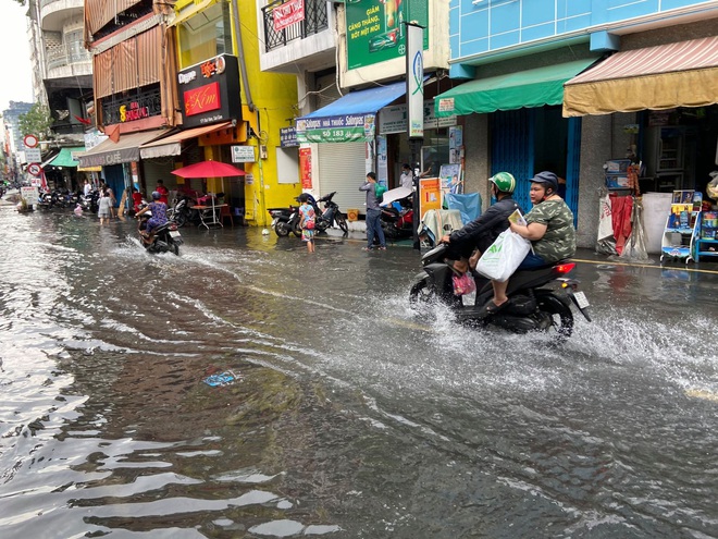 TP.HCM: Phố đi bộ Bùi Viện bất ngờ bị ngập nước lênh láng sau cơn mưa lớn - Ảnh 3.