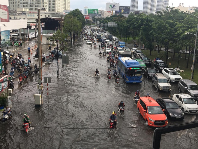 TP.HCM: Phố đi bộ Bùi Viện bất ngờ bị ngập nước lênh láng sau cơn mưa lớn - Ảnh 7.