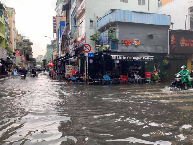 TP.HCM: Phố đi bộ Bùi Viện bất ngờ bị ngập nước lênh láng sau cơn mưa lớn - Ảnh 2.