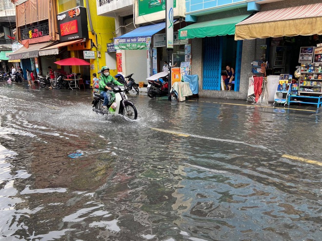 TP.HCM: Phố đi bộ Bùi Viện bất ngờ bị ngập nước lênh láng sau cơn mưa lớn - Ảnh 4.