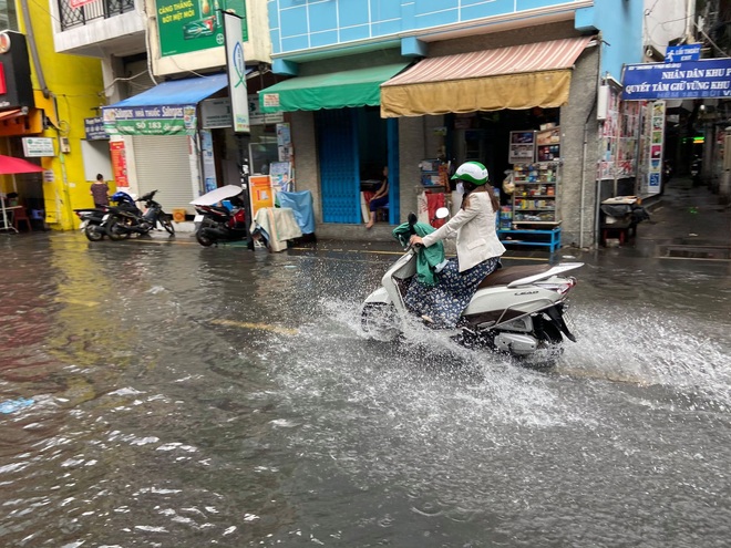 TP.HCM: Phố đi bộ Bùi Viện bất ngờ bị ngập nước lênh láng sau cơn mưa lớn - Ảnh 5.