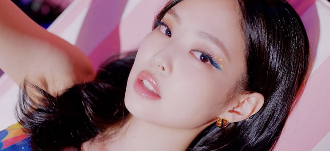 Jennie (BLACKPINK) tung ảnh hậu tường vừa thắm hường vừa sexy, nhưng zoom gần lại lộ khuyết điểm khiến hội chị em đau đầu - Ảnh 10.