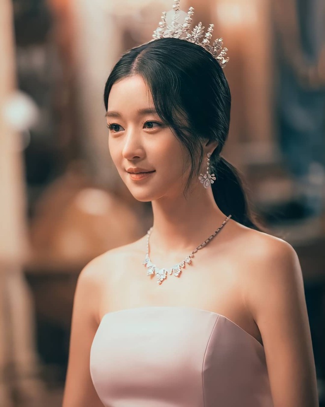 Knet phát cuồng với loạt ảnh mới của điên nữ Seo Ye Ji: Đẹp như công chúa Disney, thậm chí được tôn làm nữ hoàng - Ảnh 2.