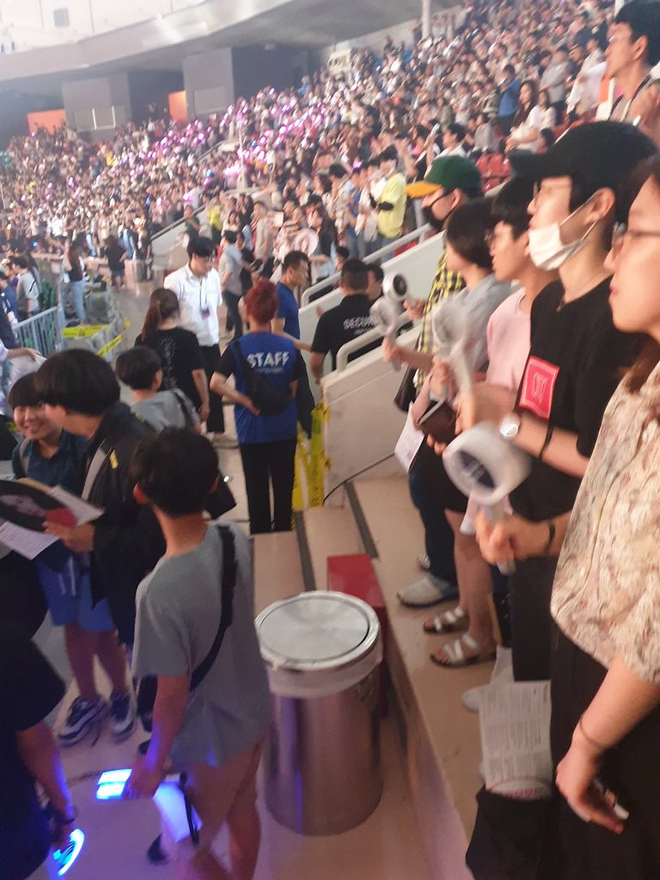JYP qu&ecirc; xệ khi bị bảo vệ nhắc nhở tại ch&iacute;nh concert của TWICE: Đừng tưởng CEO l&agrave; muốn l&agrave;m g&igrave; th&igrave; l&agrave;m? - Ảnh 2.