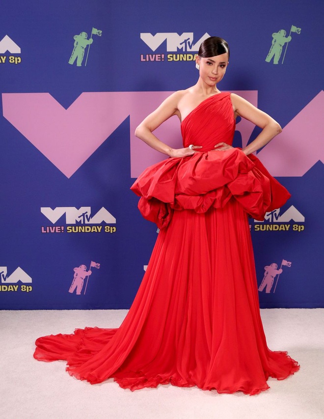 Loạt sao mặc “bốc” nhất VMAs 2020: Miley Cyrus và Bella Hadid hở bạo liệt, mỹ nhân Disney mặc “lệch tông” lại nổi nhất hội - Ảnh 6.