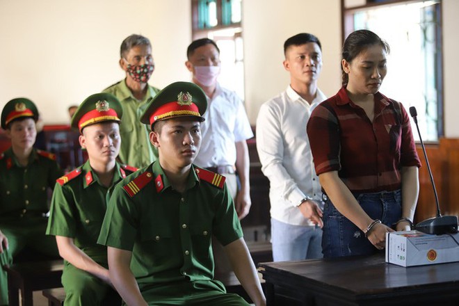 Ho&atilde;n phi&ecirc;n t&ograve;a đưa người trốn sang Anh do 63 nh&acirc;n chứng vắng mặt - Ảnh 1.