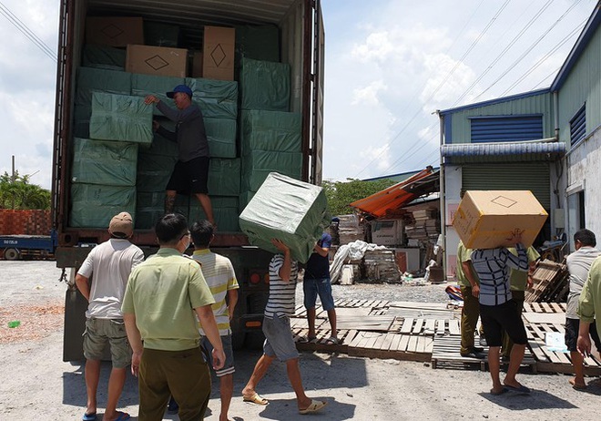 Ph&aacute;t hiện kho chứa 80.000 khẩu trang Trung Quốc ở S&agrave;i G&ograve;n - Ảnh 1.