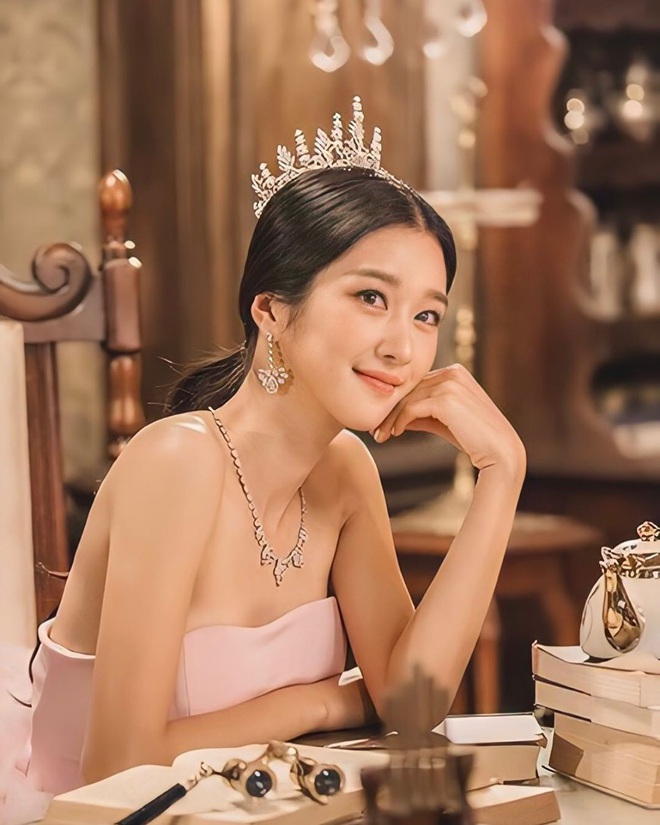 Knet phát cuồng với loạt ảnh mới của điên nữ Seo Ye Ji: Đẹp như công chúa Disney, thậm chí được tôn làm nữ hoàng - Ảnh 4.