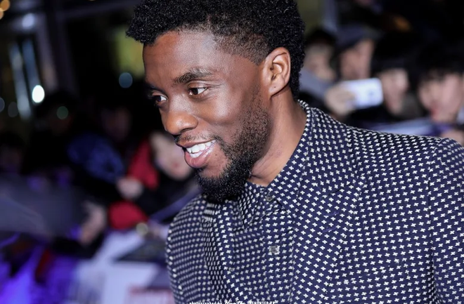 MXH dậy sóng vì khoảnh khắc Black Panther Chadwick Boseman tại sự kiện ở Hàn 1 năm trước, hành động nhỏ cho thấy nhân cách hiếm có - Ảnh 7.