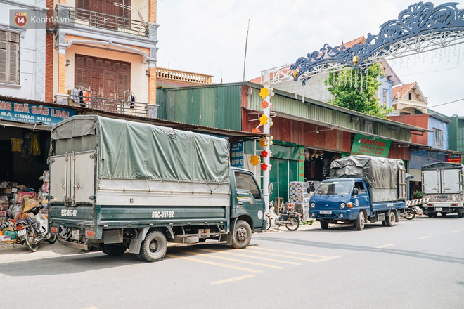 Khẩu trang y tế, kính chắn giọt bắn xuất hiện ở Thủ phủ vàng mã lớn nhất cả nước tháng cô hồn - Ảnh 13.