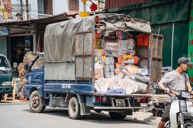 Khẩu trang y tế, kính chắn giọt bắn xuất hiện ở Thủ phủ vàng mã lớn nhất cả nước tháng cô hồn - Ảnh 14.