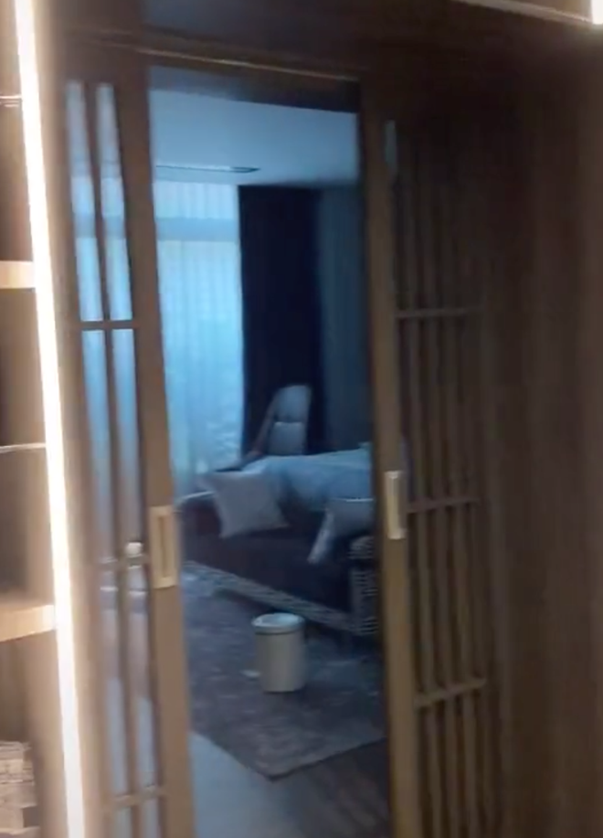 Rầm rộ clip trong biệt thự Sài Gòn của Cường Đô La - Đàm Thu Trang: Đồ hiệu chất như showroom, góc phòng ngủ gây chú ý - ảnh 3 Rầm rộ clip trong biệt thự Sài Gòn của Cường Đô La - Đàm Thu Trang: Đồ hiệu chất như showroom, góc phòng ngủ gây chú ý - ảnh 3