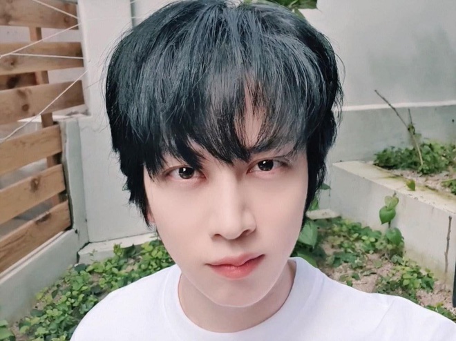 Siêu sao vũ trụ Heechul cắt tóc thôi mà như hiện tượng lạ, nhìn nhan sắc lột xác là đủ hiểu - Ảnh 2.