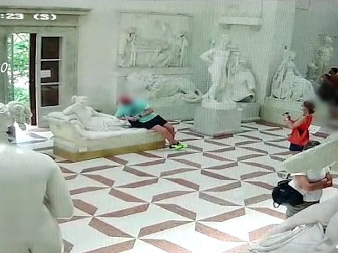 Đi bảo tàng rồi “hồn nhiên” ngồi lên bức tượng sống ảo, nam du khách làm vỡ luôn 2 ngón chân của tác phẩm 200 năm tuổi - Ảnh 2.