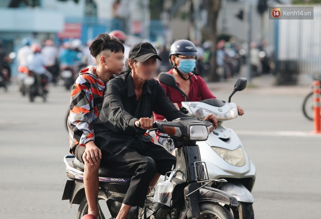 Chùm ảnh: Người Sài Gòn trong ngày đầu bắt buộc đeo khẩu trang nơi công cộng để phòng dịch - Ảnh 16.