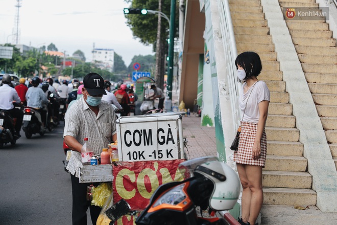 Chùm ảnh: Người Sài Gòn trong ngày đầu bắt buộc đeo khẩu trang nơi công cộng để phòng dịch - Ảnh 9.