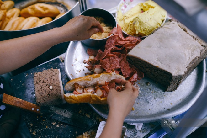 Hàng bánh mì Hà Nội có từ thời bao cấp, mỗi ngày bán 400 chiếc, ngay trung tâm phố cổ nhưng giá chỉ 10 ngàn - Ảnh 1.