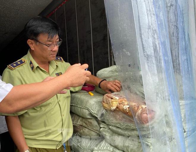Kịp thời ph&aacute;t hiện gần 20 tấn thịt h&ocirc;i thối trong 5 th&ugrave;ng container - Ảnh 1.
