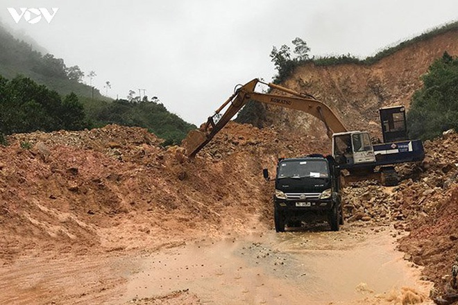 Mưa lớn gây sạt lở, ách tắc giao thông nghiêm trọng tại Lào - Ảnh 1.