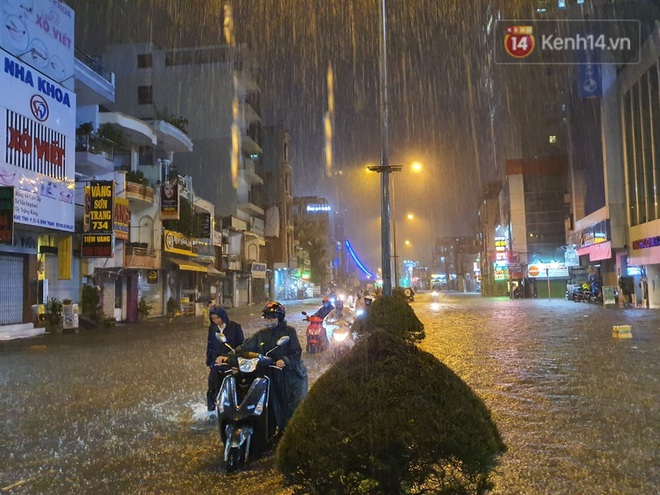 Trận ngập lớn nhất ở Sài Gòn từ đầu năm: Nhiều tuyến phố biến thành sông, hàng loạt phương tiện chết máy - Ảnh 4.