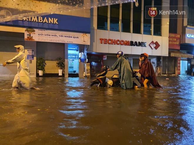 Trận ngập lớn nhất ở Sài Gòn từ đầu năm: Nhiều tuyến phố biến thành sông, hàng loạt phương tiện chết máy - Ảnh 9.