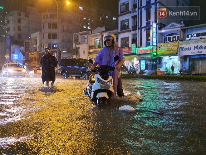 Trận ngập lớn nhất ở Sài Gòn từ đầu năm: Nhiều tuyến phố biến thành sông, hàng loạt phương tiện chết máy - Ảnh 3.