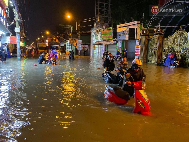 Trận ngập lớn nhất ở Sài Gòn từ đầu năm: Nhiều tuyến phố biến thành sông, hàng loạt phương tiện chết máy - Ảnh 15.