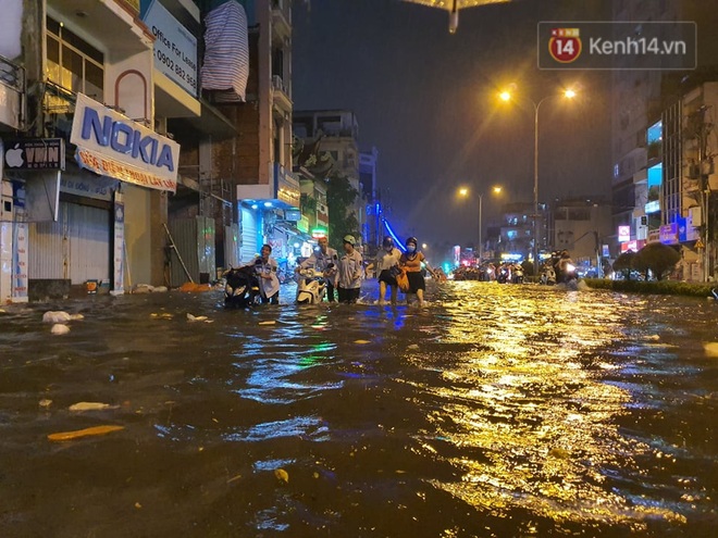 Trận ngập lớn nhất ở Sài Gòn từ đầu năm: Nhiều tuyến phố biến thành sông, hàng loạt phương tiện chết máy - Ảnh 9.