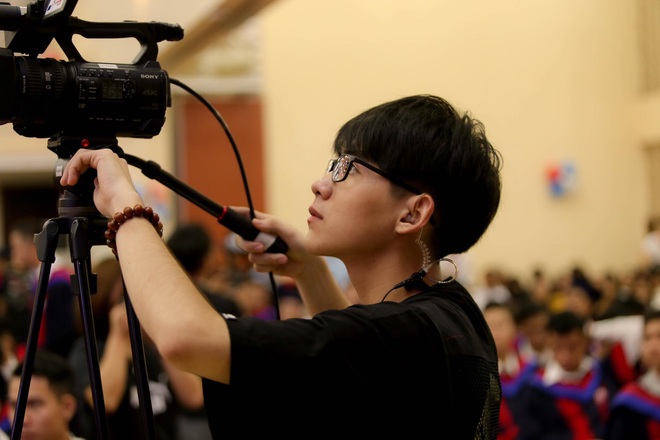 Đang tác nghiệp, chàng cameraman sinh năm 2k1 bị chụp lén, ai ngờ lại gây bão vì quá đẹp trai - Ảnh 4.