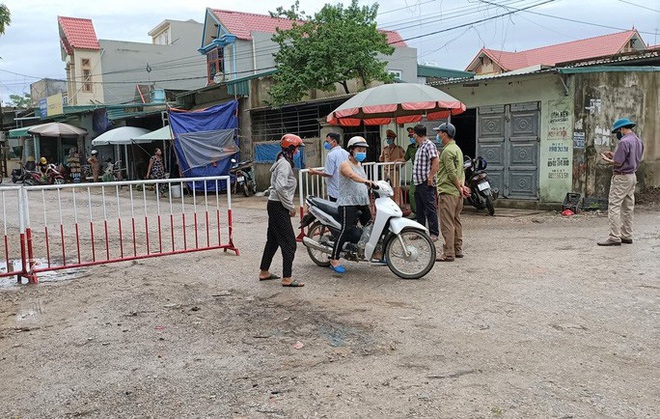 CLIP: Có ca nghi nghiễm Covid-19, TP Sầm Sơn lập chốt kiểm soát cả khu phố có 305 hộ - Ảnh 2.