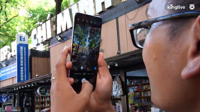 Giới trẻ phản ứng thế n&agrave;o khi được trải nghiệm smartphone phi&ecirc;n bản BTS? - Ảnh 6.