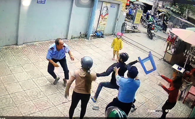 Thanh niên dùng hung khí truy sát khiến bảo vệ chung cư nhập viện ở Sài Gòn - Ảnh 2.